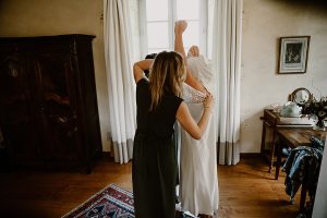 8 enfilage robe mariée domaine de la Léotardie (1)