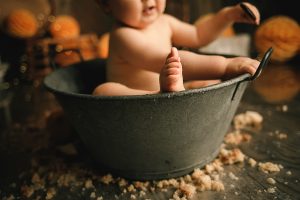 5 photographe pour bebe qui ecrase un gateau anniversaire 2