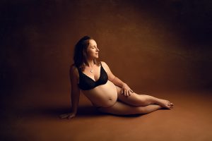 photographe pour future maman, shooting en studio (13)