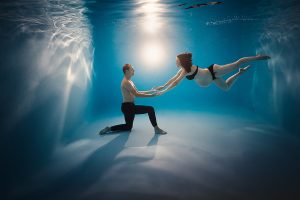 photographe pour femme enceinte dans piscine (1)