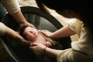 photographe de bébé bain enveloppé Jerome Jourdain Photographe (5)