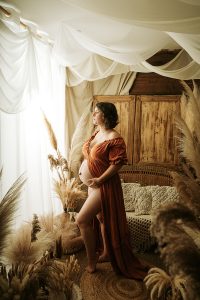 Future maman en robe bohème pour son shooting grossesse