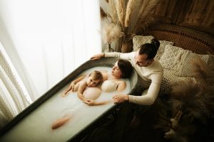 Photo artistique de grossesse bain de lait, idée photo femme enceinte