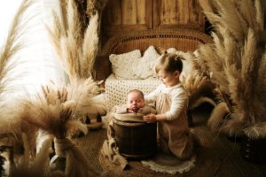 Portrait de famille en studio avec les jeunes parents et leur nouveau-né