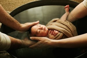Bain enveloppé réalisé avec précautions pour un bébé en traitement orthopédique contre la luxation de hanche