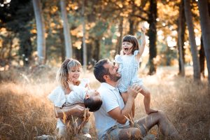 Enfant riant en regardant ses propres photos denfance