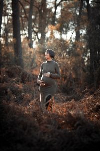Famille feuilletant un album annuel ensemble sur le canapé
