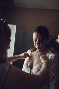 2 photographe mariage au domaine de mahourat préparatif de la mariée (16)