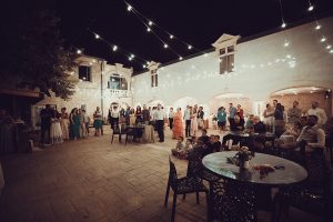 16 découpe du gateau de mariage au domaine de Valmont mariage (10)