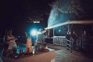 16 découpe du gateau de mariage au domaine de Valmont mariage (11)