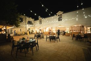 16 découpe du gateau de mariage au domaine de Valmont mariage (2)