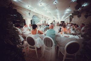 16 découpe du gateau de mariage au domaine de Valmont mariage (4)
