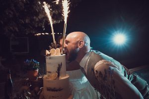16 découpe du gateau de mariage au domaine de Valmont mariage (8)