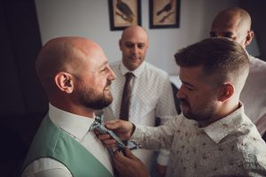 2 préparation du marié au domaine de Valmont mariage (12)