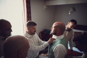 2 préparation du marié au domaine de Valmont mariage (13)