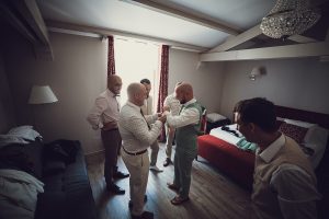 2 préparation du marié au domaine de Valmont mariage (14)