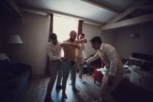 2 préparation du marié au domaine de Valmont mariage (4)