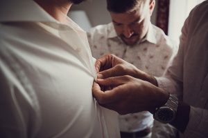 2 préparation du marié au domaine de Valmont mariage (5)