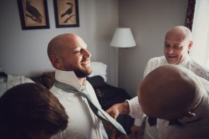 2 préparation du marié au domaine de Valmont mariage (9)