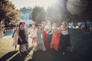 8 lancé du bouquet mariage domaine de Valmont (5)