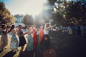 8 lancé du bouquet mariage domaine de Valmont (7)