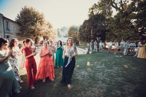 8 lancé du bouquet mariage domaine de Valmont (8)