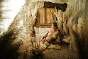 Couple amoureux dans un décor naturel et doux au studio grossesse Bergerac